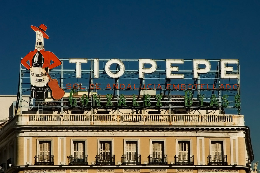 Histórica valla publicitaria de Tio Pepe en la Puerta del Sol de Madrid